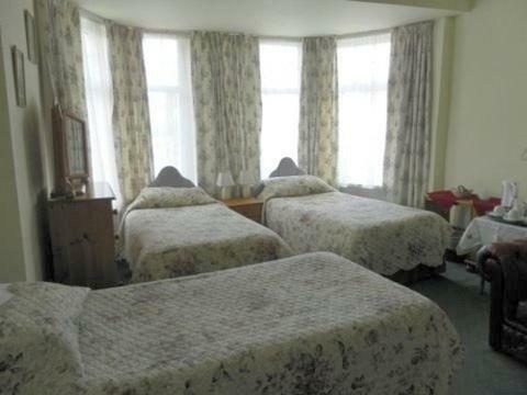 The Knoll Guesthouse Newport  Bagian luar foto